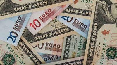 Доллар и евро растут на открытии торгов Мосбиржи