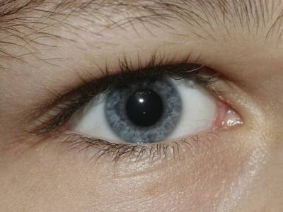 Названы болезни глаз, которые может «разбудить» COVID-19