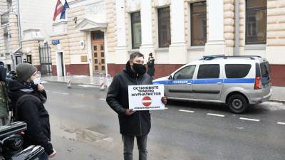 Вышинский и Бутина вышли на пикет к посольству Латвии из-за травли журналистов
