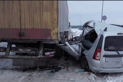 Водитель Лады в Удмуртии врезался в стоящий грузовик
