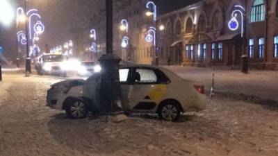 В Тюмени в ДТП пострадал таксист и его пассажиры