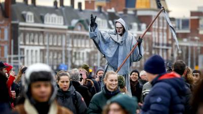 Ковид-диссиденты громят улицы голландских городов