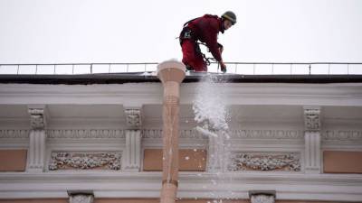 Рабочий сорвался с крыши при чистке снега в Кировской области