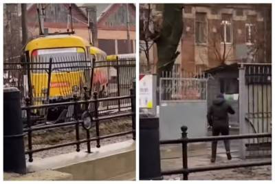 В Одессе трамвай попал в ДТП, видео: "сошел с рельсов и протаранил забор"
