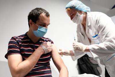 В Роспотребнадзоре оценили возможность заражения коронавирусом после вакцинации