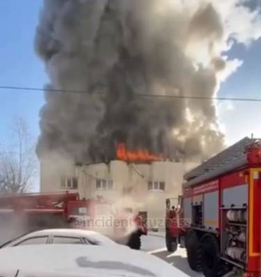 Пожар в двухэтажном здании в Кузбассе сняли на видео