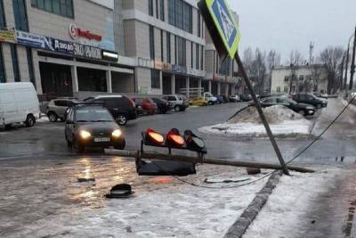 Светофор и дорожный знак упали в Твери