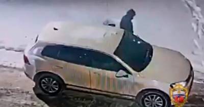 В Москве мужчина угнал незапертую машину и попал на видео