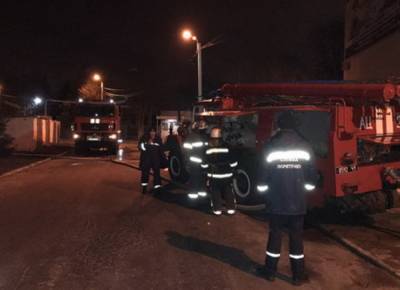 Пожар охватил одесскую больницу, спасатели срочно бросились на помощь: кадры ЧП