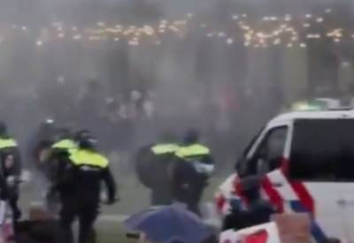 В Нидерландах полиция разогнала протестующих водометами