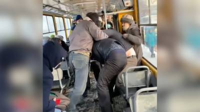 Сплотившиеся пассажиры выгнали трамвая мужчину без маски. Видео