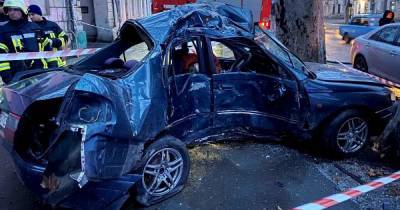 Влетел на скорости в дерево и погиб: в Одессе водитель на мокром асфальте попал в смертельное ДТП