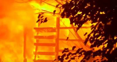 В Киеве загорелся жилой дом, из огня вытащили человека: кадры масштабного ЧП