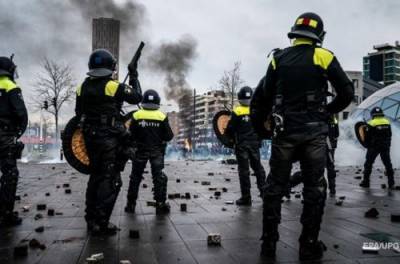 Поджоги, стычки с полицией: в Нидерландах противники локдауна устроили беспорядки