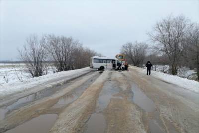 Под Волгоградом микроавтобус врезался в снегоуборщик, пострадали пятеро