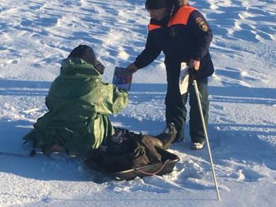 У дамбы Петербурга на хрупкий лёд вышли 150 рыбаков