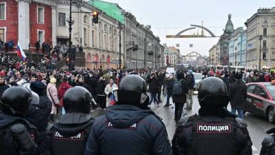 "Юношеское любопытство": Песков объяснил участие в незаконных митингах подростков