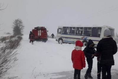 На Волыни спасли учеников, школьный автобус с которыми застрял в сугробе