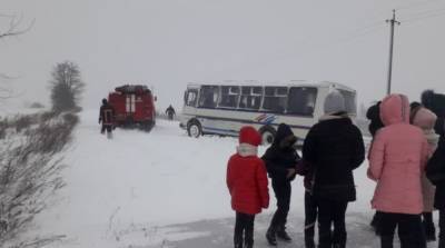 На Волыни спасатели вытащили из сугроба школьный автобус