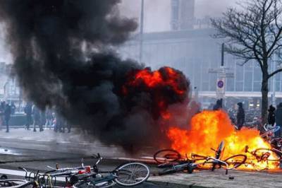 В Нидерландах начались массовые беспорядки из-за локдауна