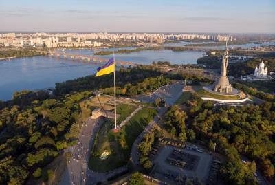 Самый большой флаг Украины приспустят из-за непогоды