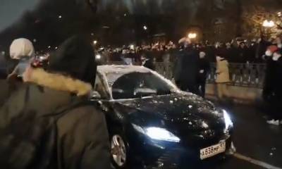 Песков заявил, что водитель служебной машины во время протестов лишился глаза