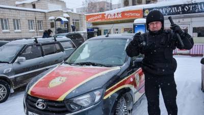 Новосибирские сотрудники ЧОП спасли мужчину, который упал в обморок после покупки шаурмы