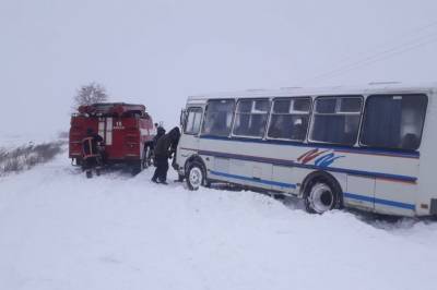 На Волыни в снежном заносе застрял школьный автобус с детьми