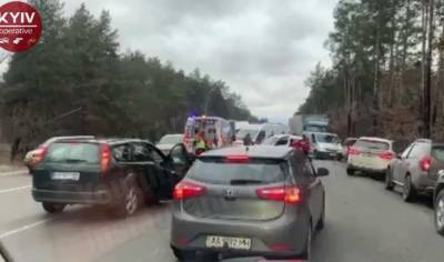 На трассе под Киевом произошла масштабная авария с участием не менее 5 машин: есть пострадавшие