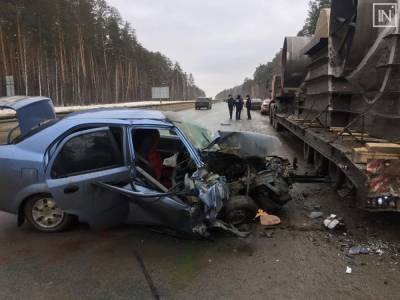 На трассе под Екатеринбургом легковушка смялась от удара о грузовик, есть пострадавшие