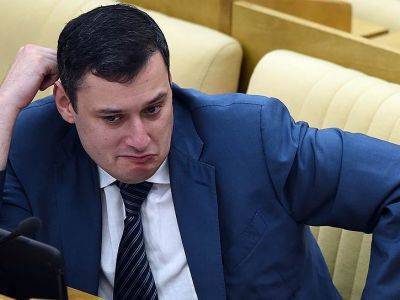 Депутат Хинштейн отозвал запрос в СК с требованием завести дело на полицейского, пнувшего женщину на митинге в Петербурге