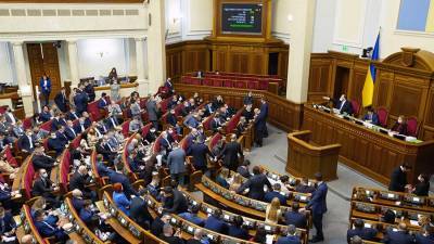 Почти три четверти украинцев сочли неправильным выбранный властями курс