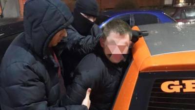 Под Киевом мужчина ограбил ювелирный магазин, но его быстро задержали: видео