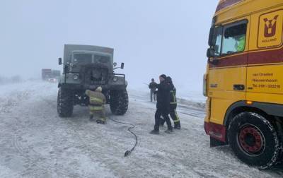 На трассе Киев-Чоп застряли сотни грузовиков