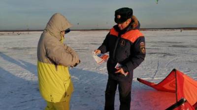 Около 150 рыбаков вышли на хрупкий лёд у петербургской дамбы