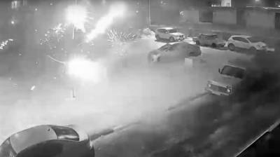В воронежском дворе машины расстреляли фейерверками: появилось видео