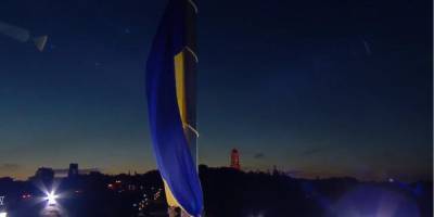 В Киеве приспустят самый большой флаг Украины из-за ухудшения погоды