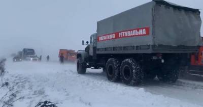 Снежный коллапс в Ровенской области: спасатели разблокировали трассу Киев-Чоп: фото, видео