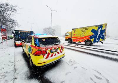 Из-за снегопада в Праге столкнулись два автобуса