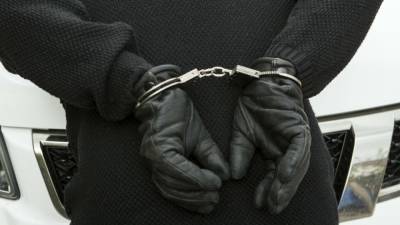 Полиция проводит задержание мужчины с ножом во Франции