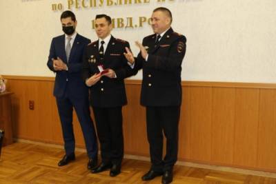 В Коми наградили сотрудников регионального МВД