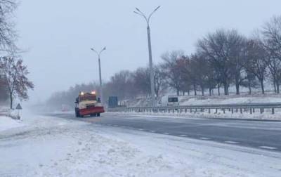 На трассах Ровенщины и Львовщины было ограничено движение грузовиков из-за снегопада: видео