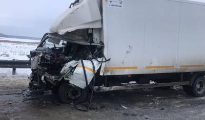 На трассе Тюмень – Омск ограничили движение машин из-за аварии грузовиков