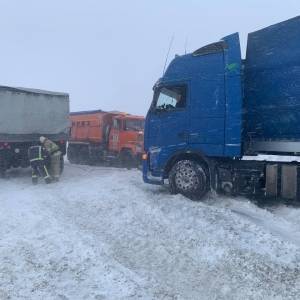 Из-за непогоды в Ровенской области застряли сотни грузовиков. Фото