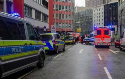 На вокзале Франкфурта мужчина с ножом напал на людей