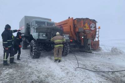 В двух областях Украины срочно запретили передвижение грузовиков из-за надвигающихся снегопадов: фото и видео непогоды