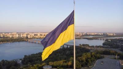 Из-за порывов ветра: в Киеве решили приспустить главный флаг Украины