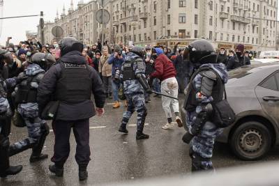 Подросток из Екатеринбурга пропала, улетев на митинг в поддержку Навального в Москве