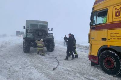 Снежная ловушка: на трассе Киев-Чоп в заторе оказались сотни грузовиков