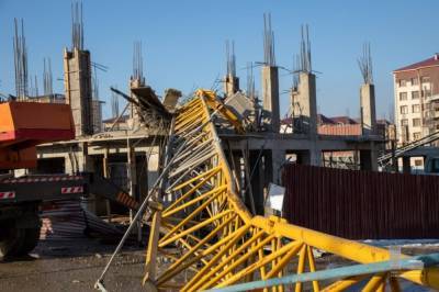 В Навои на стройплощадке многоэтажки рухнул башенный кран. Фотолента